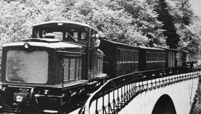 Der heutige "Jumbo" der Fa. Jung auf Probefahrt mit Brünigwagen und Güterwagen auf dem Viadukt, Mai 1954
