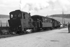 Einst .... Lok WN 12 mit Herbrand- und Brünigwagen am Bahnsteig in Neresheim um 1956