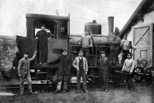 Einst: Personal der Härtsfeldbahn vor Lok WN 11 im Jahr 1919