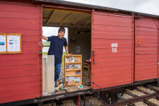 Unser jüngster Aktiver auf dem Zug verkauft Souvenirs im Packwagen.