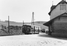 T 37 am Bahnsteig in Neresheim noch in rot und ohne Normalspur-Zug- und Stoßvorrichtungen, 10. Mai 1966