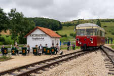 Wartehalle, Musikverein und Triebwagen T33 treffen sich beim Umsetzen