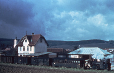 Dampfzug Richtung Aalen im Bahnhof Dischingen, 1956