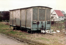 Pufferwagen Gw 155 abgestellt neben den Gleisen in Laichingen, 16. März 1983