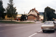 Denkmals-Lok 11 und Triebwagenzug im Bahnhof Neresheim 1972