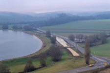 Von nochmal ein paar Meter weiter oben lässt sich auch die Trasse von Iggenhausen her im Hintergrund erkennen.