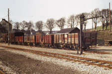 Am 20. April 1973 warten in Neresheim die beiden Stückgut-Gw 103 und 101 und die vier Ow 371, 369, 368 und 366 auf den Abtransport zur Verschrottung