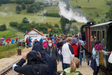 Großer Bahnhof nach der Ankunft des ersten Dampfzuges in Katzenstein.