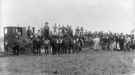 Bahnbau Ballmertshofen-Dillingen 1906: Parade der Arbeiter