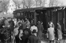 50 Jahre Härtsfeldbahn wurde am 27. Oktober 1951 mit einem Festzug gefeiert, hier am Bahnsteig in Neresheim