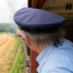 Schaffner Hans Bosch genießt bei Iggenhausen den Blick aus dem Packwagen