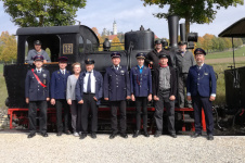 ... und jetzt: Die HMBler vor Lok 12 am Bahnsteig Neresheim am 30. September 2017