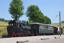 ... und jetzt: Lok WN 12 mit Wagen HMB 5 und 7 am Bahnsteig in Neresheim, 5. Juli 2015