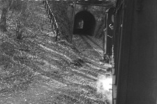 Ab in den Tunnel: Mitte der 1950er Jahre fährt ein GmP mit Lok 11 oder 12 aus dem Bahnhof Waldhausen-Glashütte in Richtung Aalen