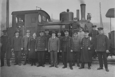 Einst ... Die Härtsfeldbahner vor Lok 11 am Bahnsteig Neresheim im Dezember 1932