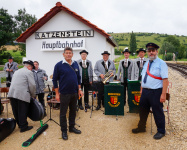 Vereinsvorsitzender Werner Kuhn und Zugführer Gerald Stempel mit dem Musikverein Dischingen vor der Wartehalle in Katzenstein.