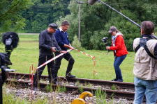 Gleisbauchef Dietmar Fischer und Vereinsvorsitzender Werner Kuhn setzen die Scheren an....