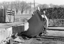 Anbau - Schneepflug, abgestellt am Güterboden in Neresheim um 1970