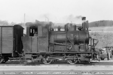 Lokführer Kienle und Lok WN 12 im Triebwagen-Ersatz-Dienst, Neresheim, 10. April 1963