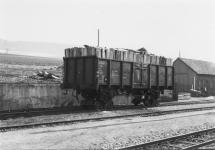 Aufgebockter Regelspurwagen beladen mit Grubenholz an der Seitenrampe in Neresheim um 1970