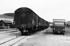 Aufgebockte Güterwagen und Stückgut-Lkw 211 in Neresheim, 5. August 1972