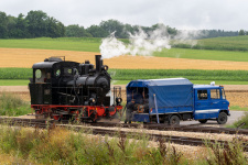 Per Wasserkanister im Lkw wird Lok 12 für die verlängerte Bergfahrt gestärkt.