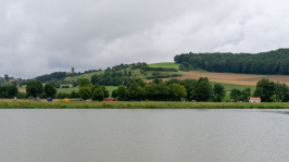 Blick über den Härtsfeldsee auf Bahnhof und Burg Katzenstein