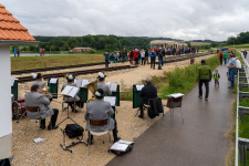 Der Musikverein spielt den ersten Fahrgästen in Katzenstein auf