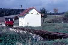 Bahnverwalter Hans Schweizer hat um 1960 mit der Draisine einen kurzen Halt im Bahnhof Katzenstein eingelegt