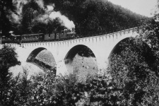 Das Sinnbild der Härtsfeldbahn schlechthin ist der kleine Dampfzug auf dem Viadukt, hier auf einer Mitte der 1930er Jahre angefertigtenfür Werbeaufnahme