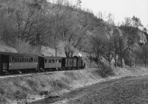 Einst ... Lok WN 11 ist mit Packwagen 22 und den Personenwagen WN 10 und WN 2 Mitte der 1950er Jahre bei der Steinmühle unterwegs in Richtung Dillingen