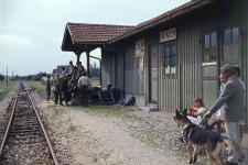 15 Pfadfinder und andere Fahrgäste warten im Sommer 1971 am Bahnhof Lauingen auf den Zug in Richtung Neresheim.